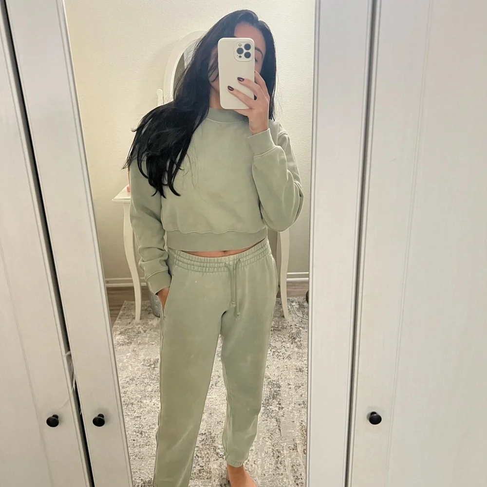 Aritzia cozy fleece sweat suit - Picture 2 of 5